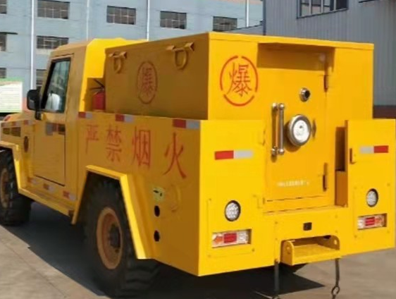 麦盖提凯龙爆破器材运输车：保障爆破任务的安全运行